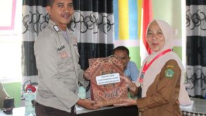 Keren, Lintas Sektor di Dulupi dapat Cenderamata Puskesmas