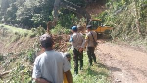 Dua Kapolsek Singkirkan Material Yang Menutup Jalan di Boalemo