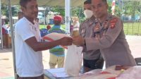 Lagi, Kapolsek Dulupi Bagikan Sembako untuk Warga Yang Ikut Vaksinasi