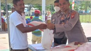 Lagi, Kapolsek Dulupi Bagikan Sembako untuk Warga Yang Ikut Vaksinasi