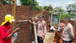 Kapolsek Kota Timur Tinjau Pekerjaan Bedah Rumah Bantuan Polresta Gorontalo