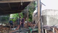 Sebuah Tempat Pengasapan Batok Kelapa Terbakar di Boalemo