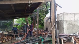 Sebuah Tempat Pengasapan Batok Kelapa Terbakar di Boalemo