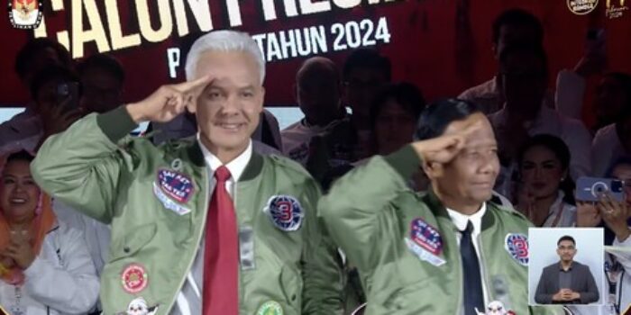 Debat Capres, Ganjar – Mahfud Beri Hormat Tiga Jari