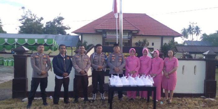 Berbagi Takjil, Kapolsek Patilanggio Ajak Anggota Saling Empati