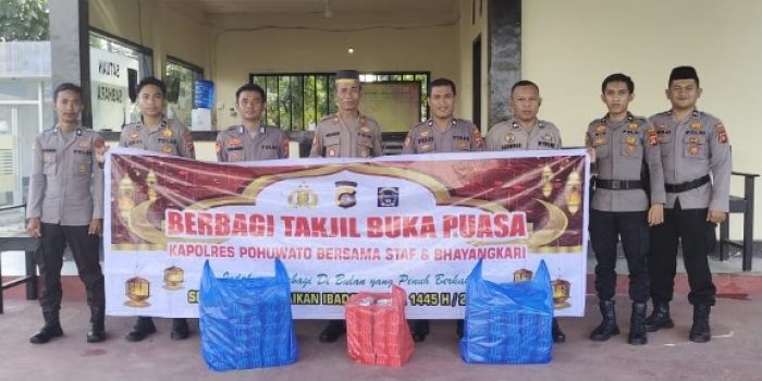Maknai Ramadan, Polres Pohuwato Berbagi Takjil